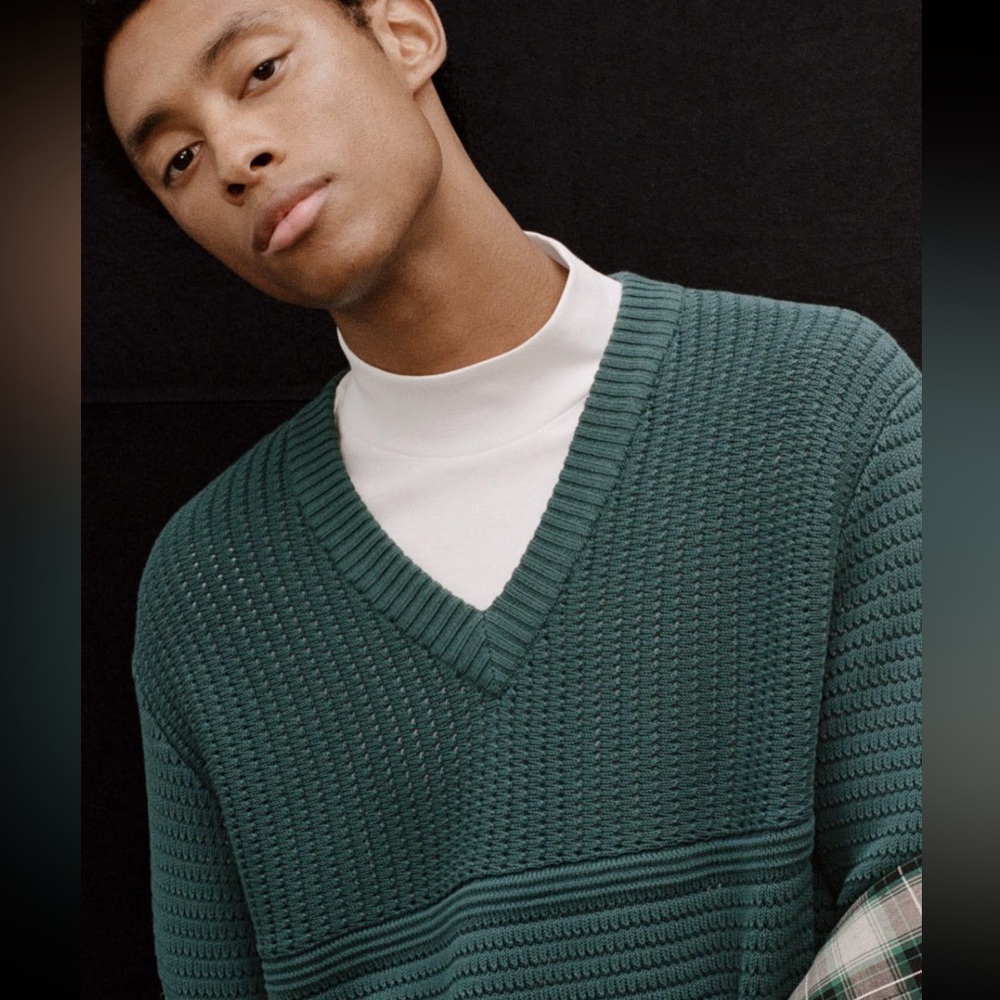 Club Monaco Men's V-Neck Upgraded with Mixed Knit Cotton For Allover Texture - Picture 3 of 15